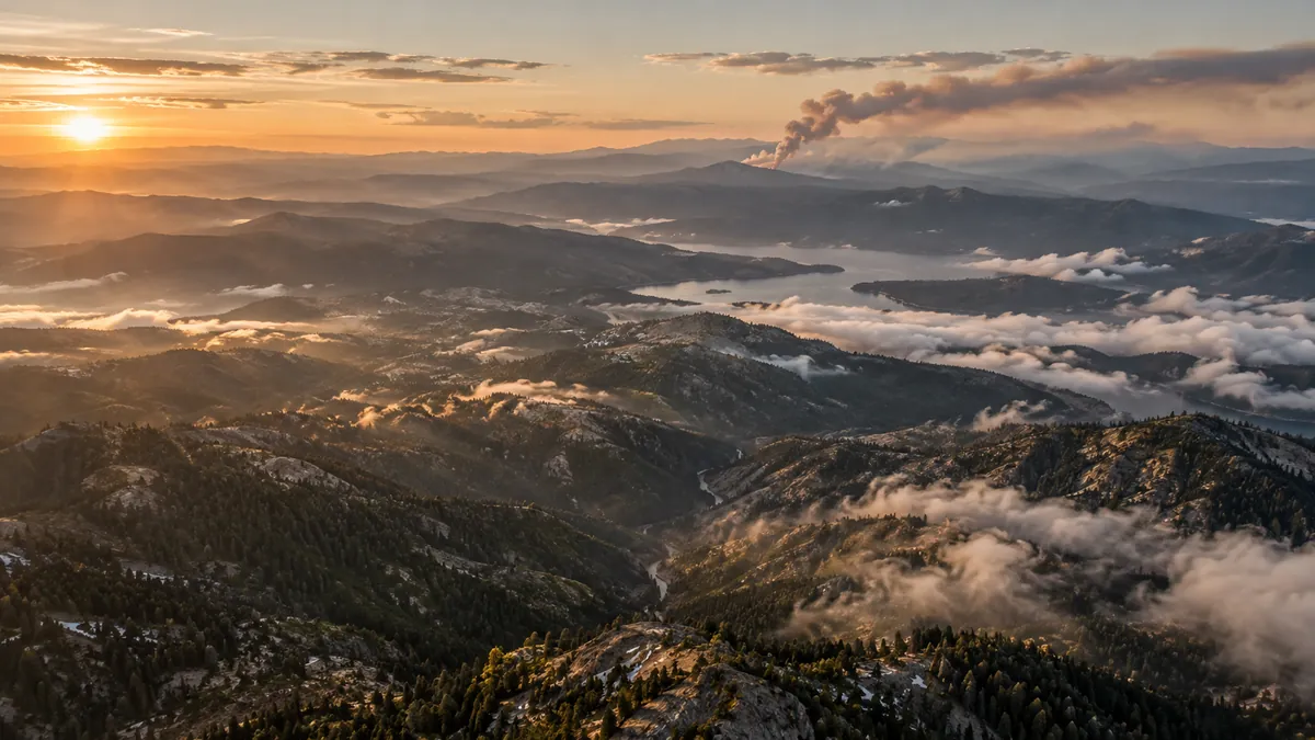 Smoke over the ridges, in the scenario on wind measurements during smoke season